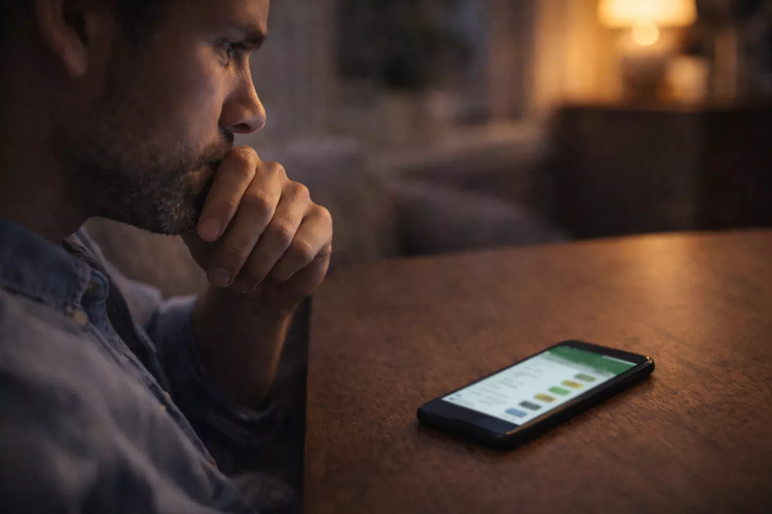 Scommettitore concentrato che riflette su una decisione